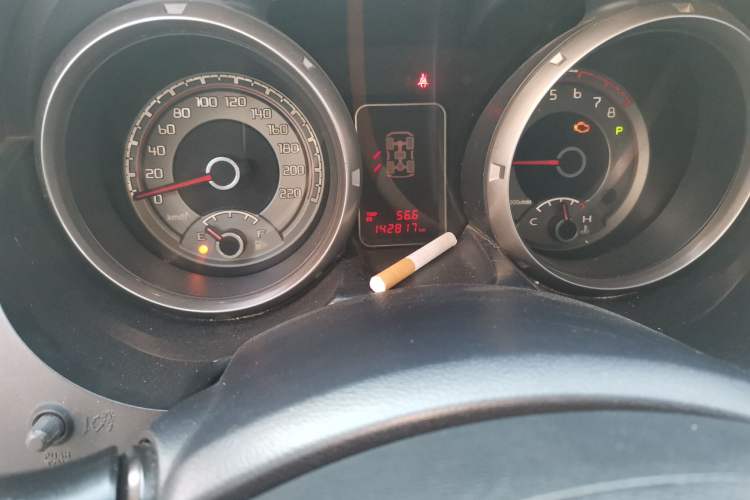 Used Mitsubishi Pajero 2012 3.0L Luxury Edition Odometer Close Up