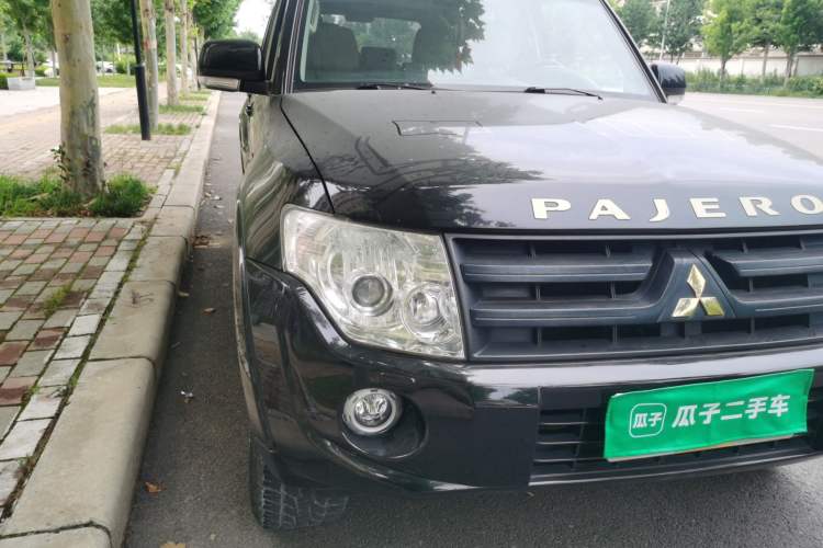 Used Mitsubishi Pajero 2012 3.0L Luxury Edition Right Front Headlight