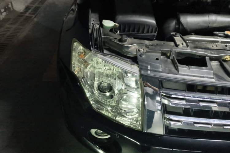 Used Mitsubishi Pajero 2012 3.0L Elite Edition Right Front Headlight