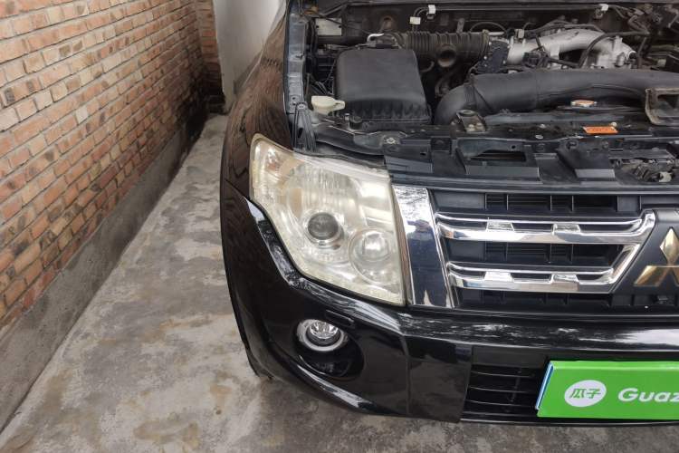 Used Mitsubishi Pajero 2012 3.0L Elite Upgrade Edition Right Front Headlight
