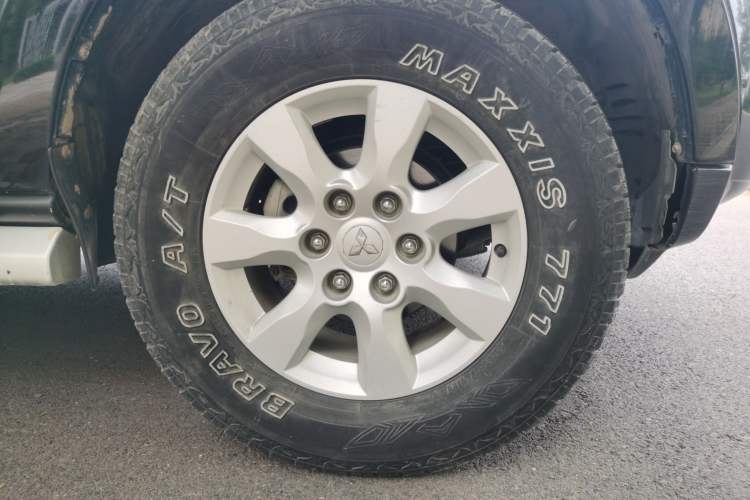 Used Mitsubishi Pajero 2012 3.0L Luxury Edition Right Front Wheel Hub