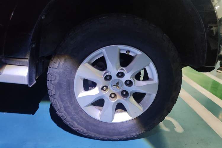 Used Mitsubishi Pajero 2012 3.0L Elite Upgrade Edition Right Front Wheel Hub