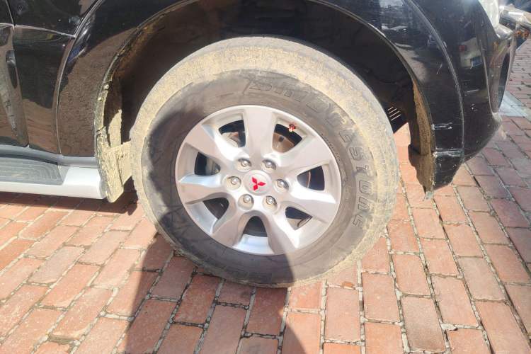 Used Mitsubishi Pajero 2012 3.0L Elite Edition Right Front Wheel Hub