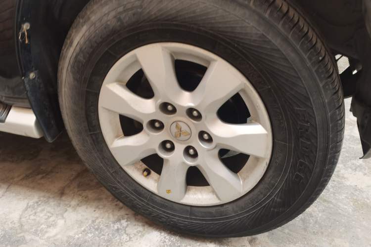 Used Mitsubishi Pajero 2012 3.0L Elite Upgrade Edition Right Front Wheel Hub