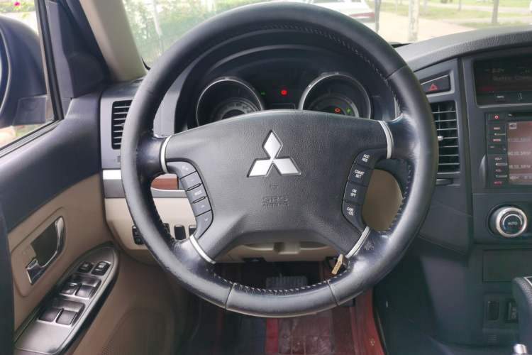 Used Mitsubishi Pajero 2012 3.0L Luxury Edition Steering Wheel