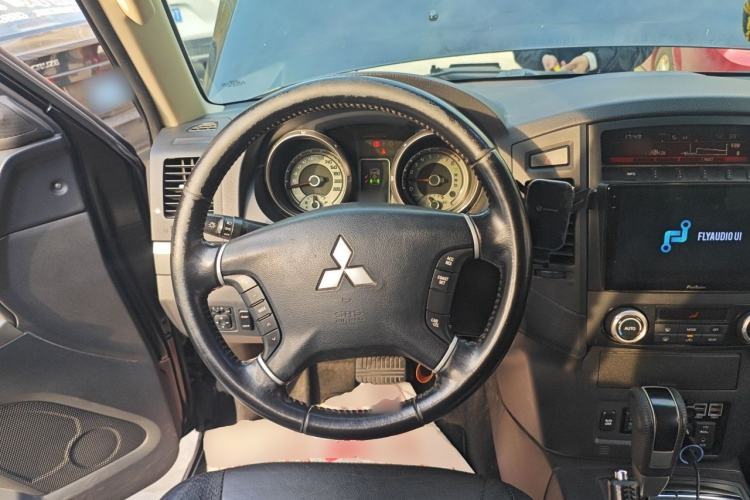 Used Mitsubishi Pajero 2012 3.0L Elite Upgrade Edition Steering Wheel