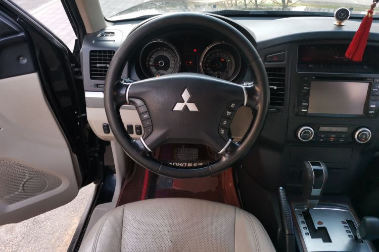 Used Mitsubishi Pajero 2012 3.0L Luxury Edition Steering Wheel
