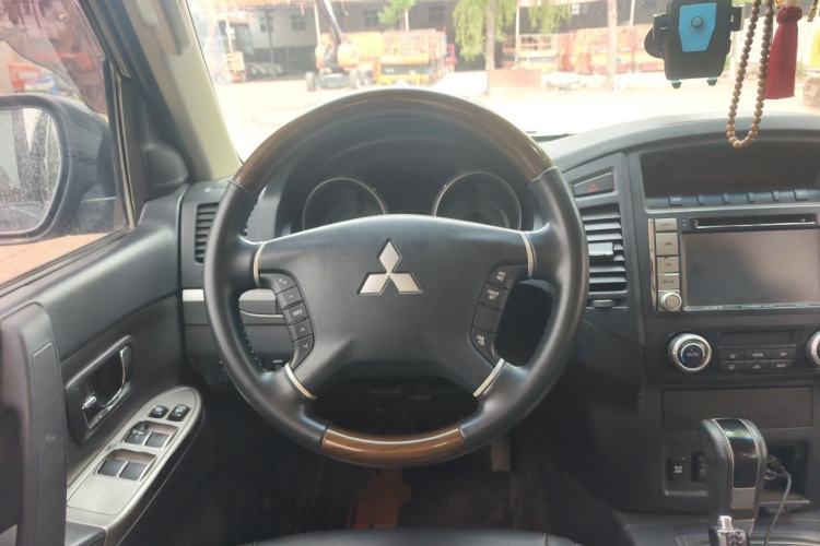 Used Mitsubishi Pajero 2012 3.0L Elite Upgrade Edition Steering Wheel
