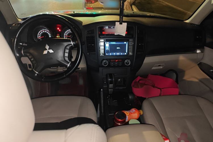 Used Mitsubishi Pajero 2012 3.0L Elite Upgrade Edition Center Console