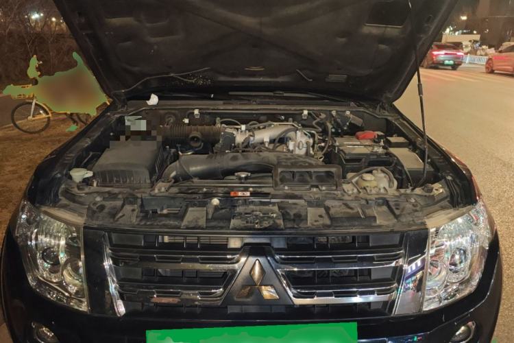 Used Mitsubishi Pajero 2012 3.0L Elite Upgrade Edition Engine Bay