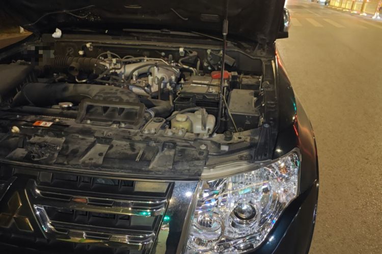 Used Mitsubishi Pajero 2012 3.0L Elite Upgrade Edition Engine Bay Left