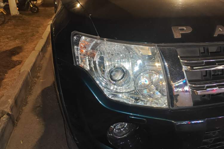 Used Mitsubishi Pajero 2012 3.0L Elite Upgrade Edition Right Front Headlight
