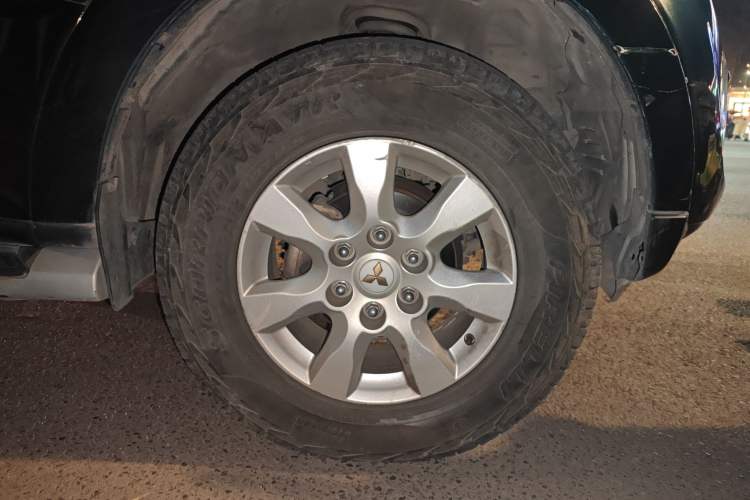 Used Mitsubishi Pajero 2012 3.0L Elite Upgrade Edition Right Front Wheel Hub