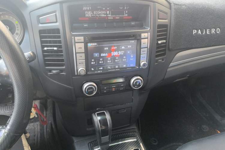 Used Mitsubishi Pajero 2012 3.0L Elite Edition Audio And AC Panel