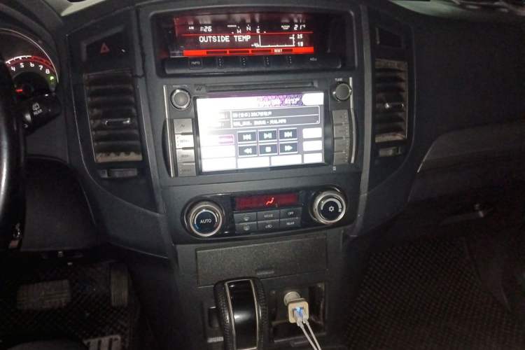 Used Mitsubishi Pajero 2012 3.0L Elite Edition Audio And AC Panel