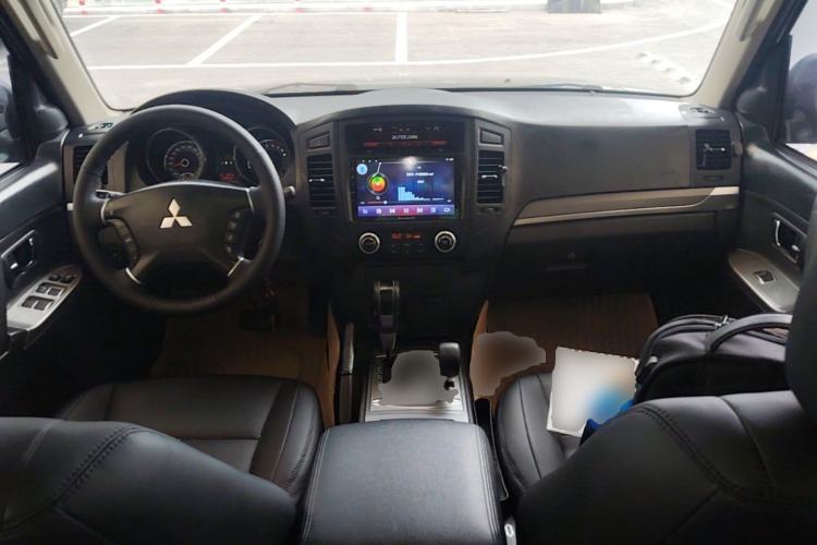 Used Mitsubishi Pajero 2012 3.0L Elite Upgrade Edition Center Console