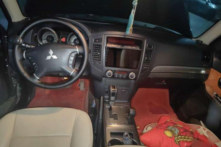 Used Mitsubishi Pajero 2012 3.0L Luxury Edition Center Console