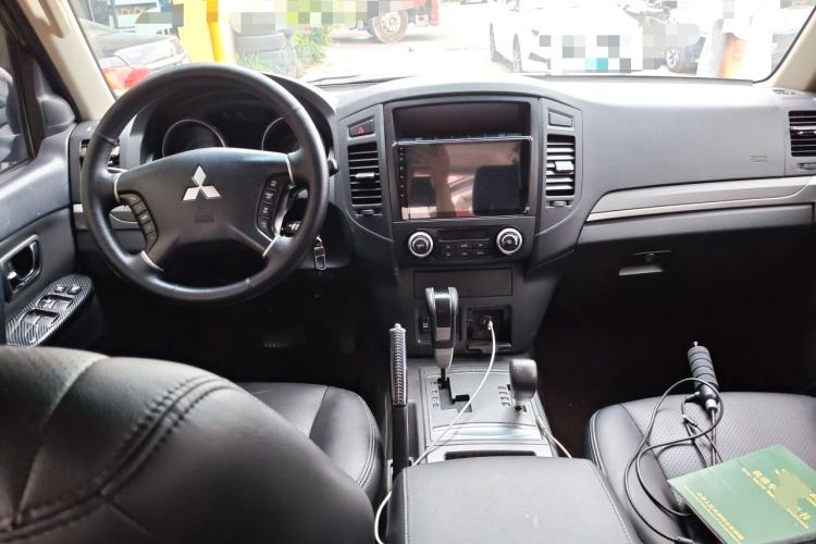 Used Mitsubishi Pajero 2012 3.0L Luxury Edition Center Console