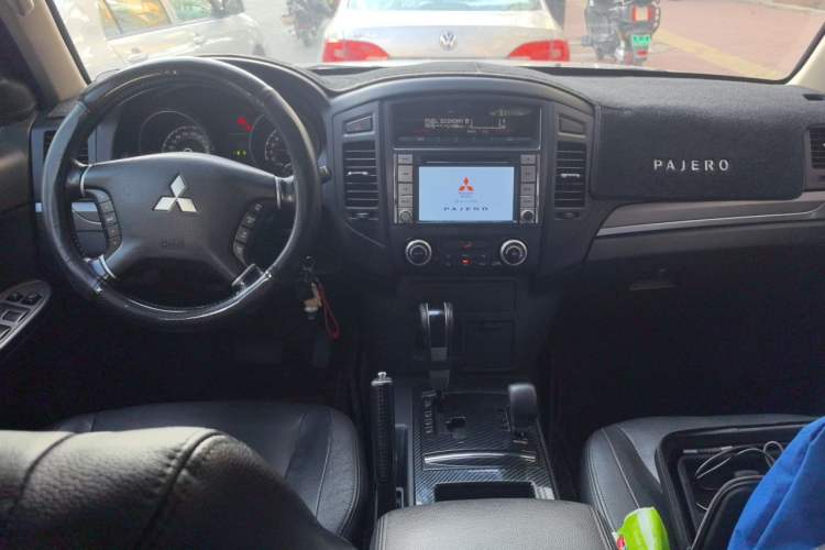 Used Mitsubishi Pajero 2012 3.0L Elite Edition Center Console