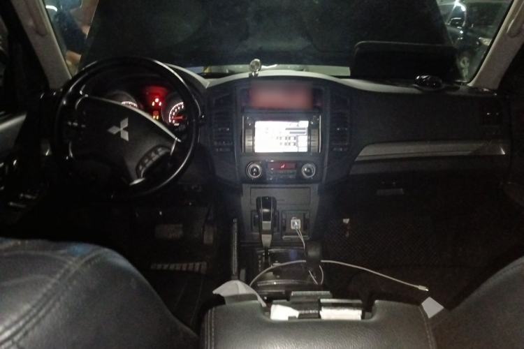 Used Mitsubishi Pajero 2012 3.0L Elite Edition Center Console