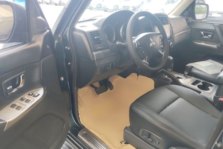 Used Mitsubishi Pajero 2012 3.0L Elite Upgrade Edition Driver Seat