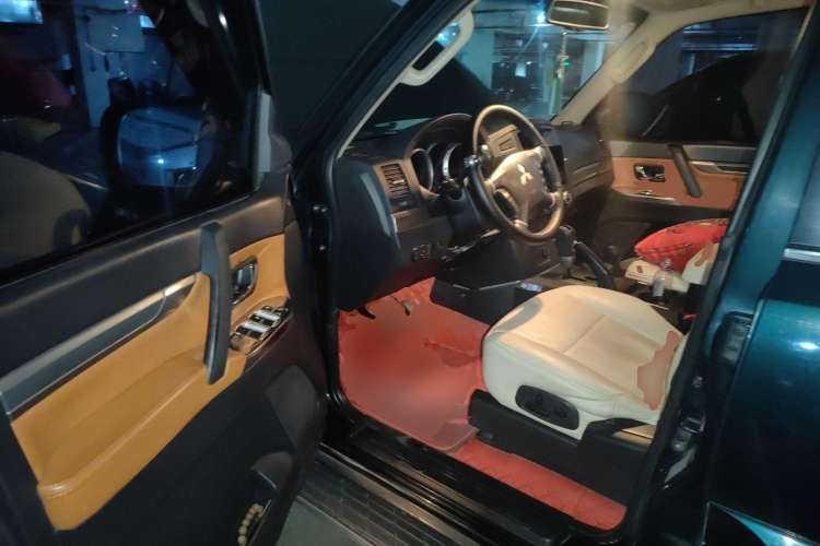 Used Mitsubishi Pajero 2012 3.0L Luxury Edition Driver Seat