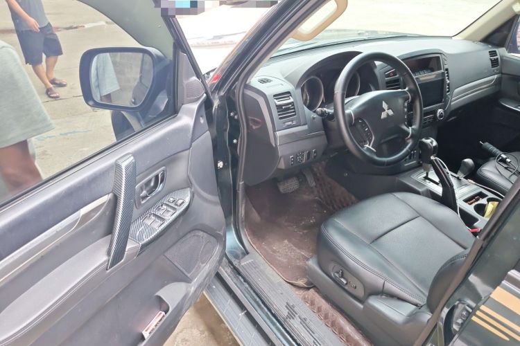 Used Mitsubishi Pajero 2012 3.0L Luxury Edition Driver Seat