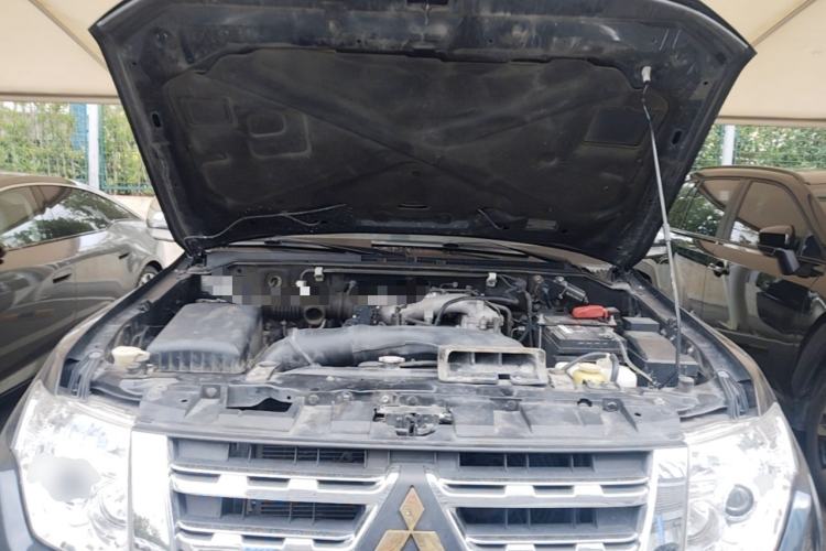 Used Mitsubishi Pajero 2012 3.0L Elite Upgrade Edition Engine Bay