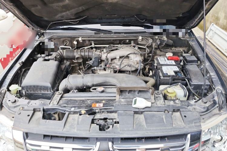Used Mitsubishi Pajero 2012 3.0L Luxury Edition Engine Bay
