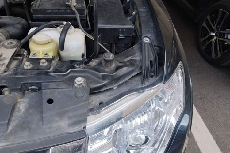 Used Mitsubishi Pajero 2012 3.0L Elite Upgrade Edition Engine Bay Left