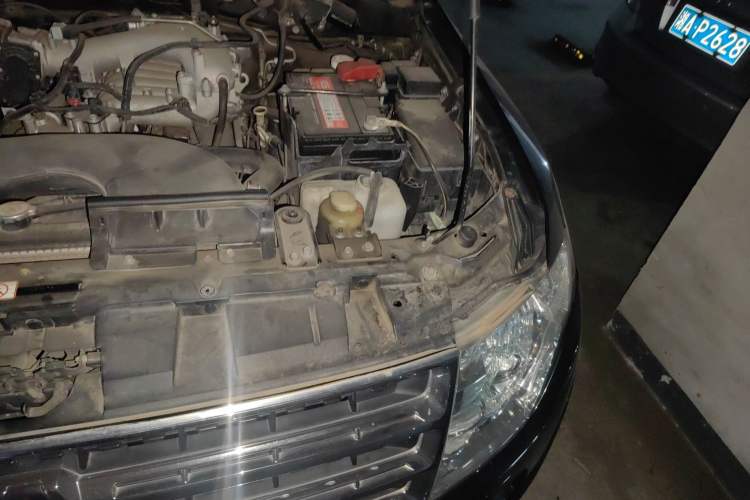 Used Mitsubishi Pajero 2012 3.0L Luxury Edition Engine Bay Left