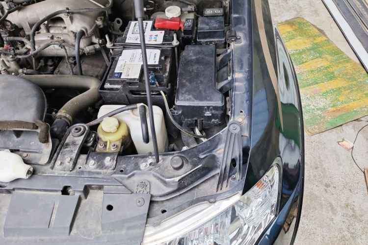Used Mitsubishi Pajero 2012 3.0L Luxury Edition Engine Bay Left