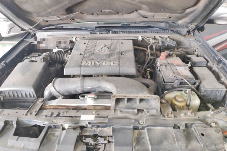 Used Mitsubishi Pajero  Engine Bay
