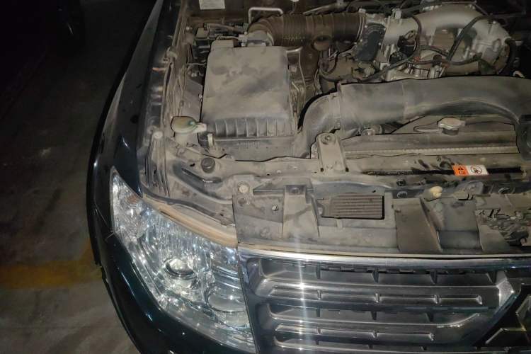 Used Mitsubishi Pajero 2012 3.0L Luxury Edition Engine Bay Right