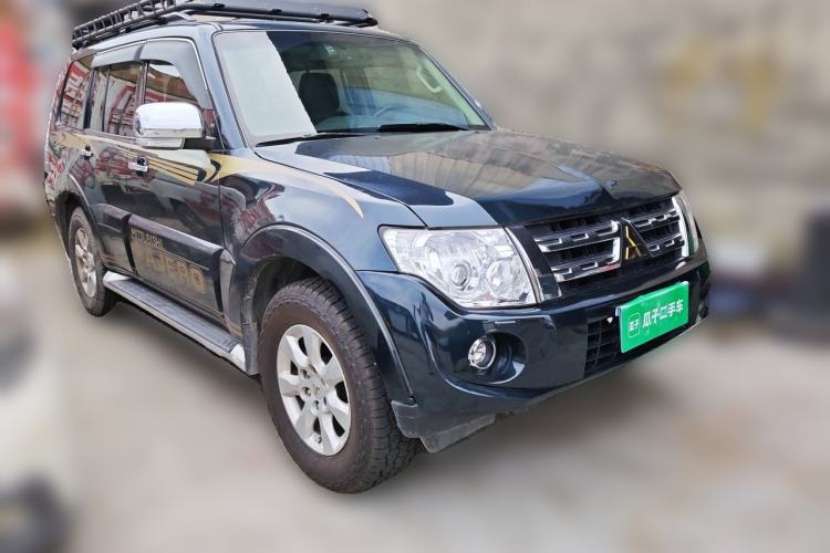 Used Mitsubishi Pajero 2012 3.0L Luxury Edition Front Right 45 Deg