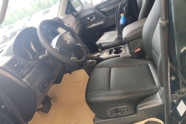 Used Mitsubishi Pajero 2012 3.0L Elite Upgrade Edition Left Front Seat