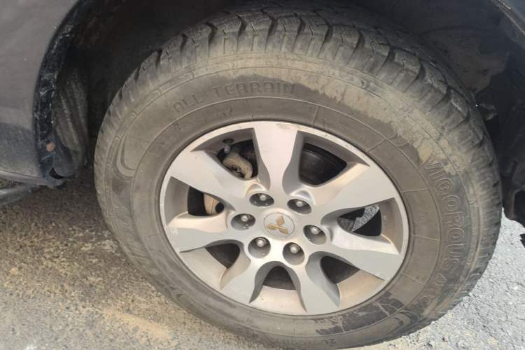 Used Mitsubishi Pajero 2012 3.0L Elite Edition Right Front Wheel Hub
