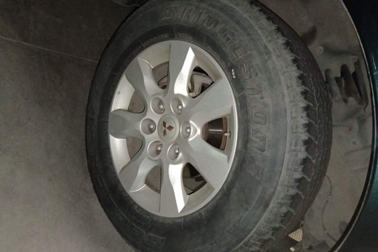 Used Mitsubishi Pajero 2012 3.0L Elite Edition Right Front Wheel Hub