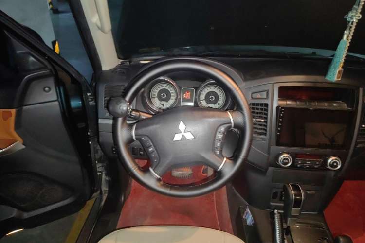 Used Mitsubishi Pajero 2012 3.0L Luxury Edition Steering Wheel