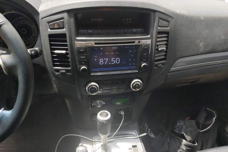 Used Mitsubishi Pajero 2012 3.0L Elite Edition Audio And AC Panel