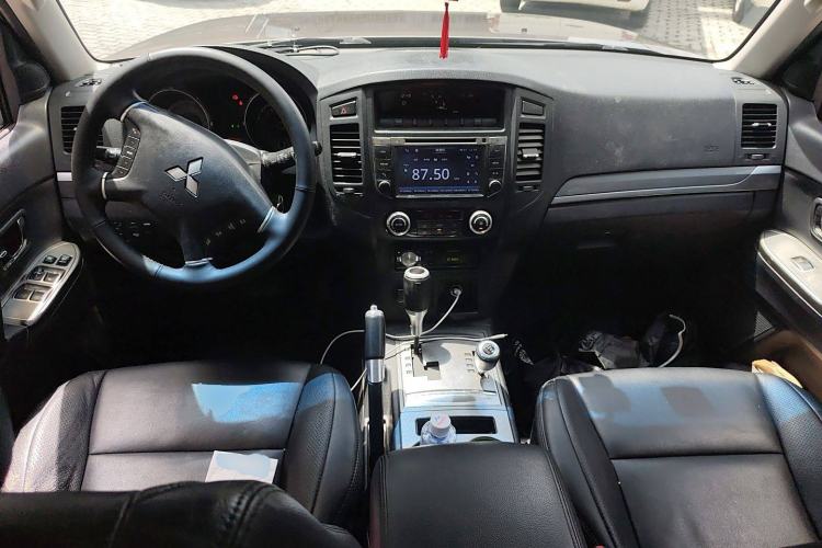 Used Mitsubishi Pajero 2012 3.0L Elite Edition Center Console