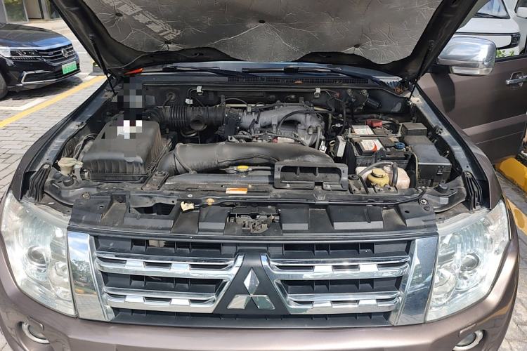 Used Mitsubishi Pajero 2012 3.0L Elite Edition Engine Bay