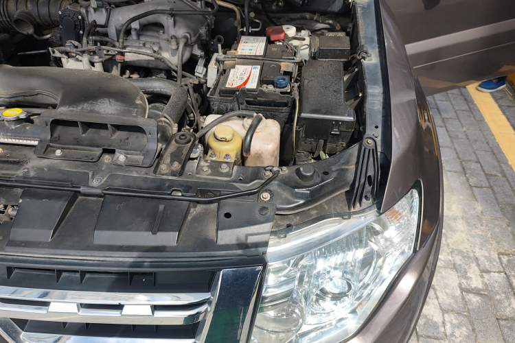 Used Mitsubishi Pajero 2012 3.0L Elite Edition Engine Bay Left