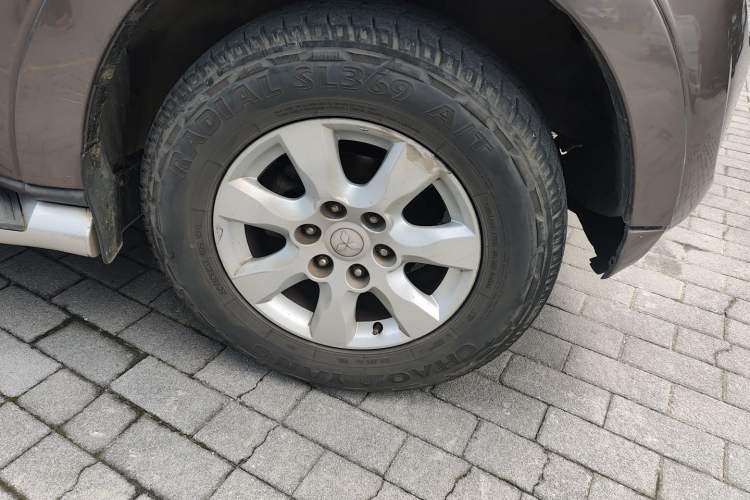 Used Mitsubishi Pajero 2012 3.0L Elite Edition Right Front Wheel Hub