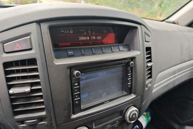 Used Mitsubishi Pajero 2012 3.0L Elite Edition Audio And AC Panel