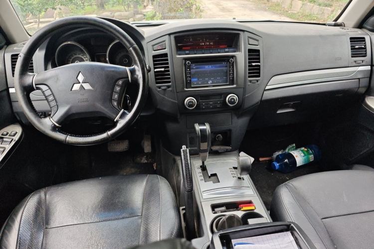 Used Mitsubishi Pajero 2012 3.0L Elite Edition Center Console