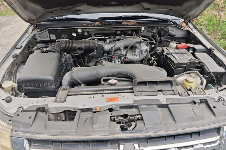 Used Mitsubishi Pajero 2012 3.0L Elite Edition Engine Bay