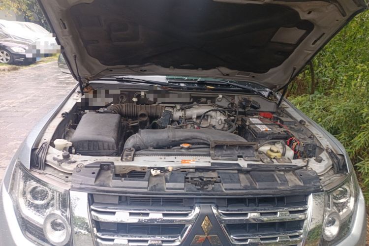 Used Mitsubishi Pajero 2012 3.0L Elite Upgrade Edition Engine Bay