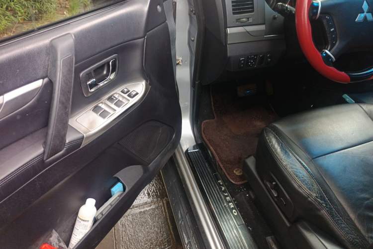 Used Mitsubishi Pajero 2012 3.0L Elite Upgrade Edition Interior 3