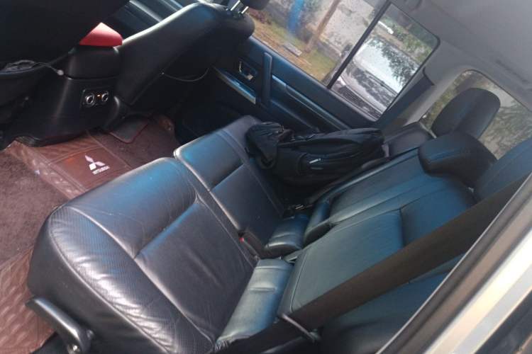 Used Mitsubishi Pajero 2012 3.0L Elite Upgrade Edition Interior 4